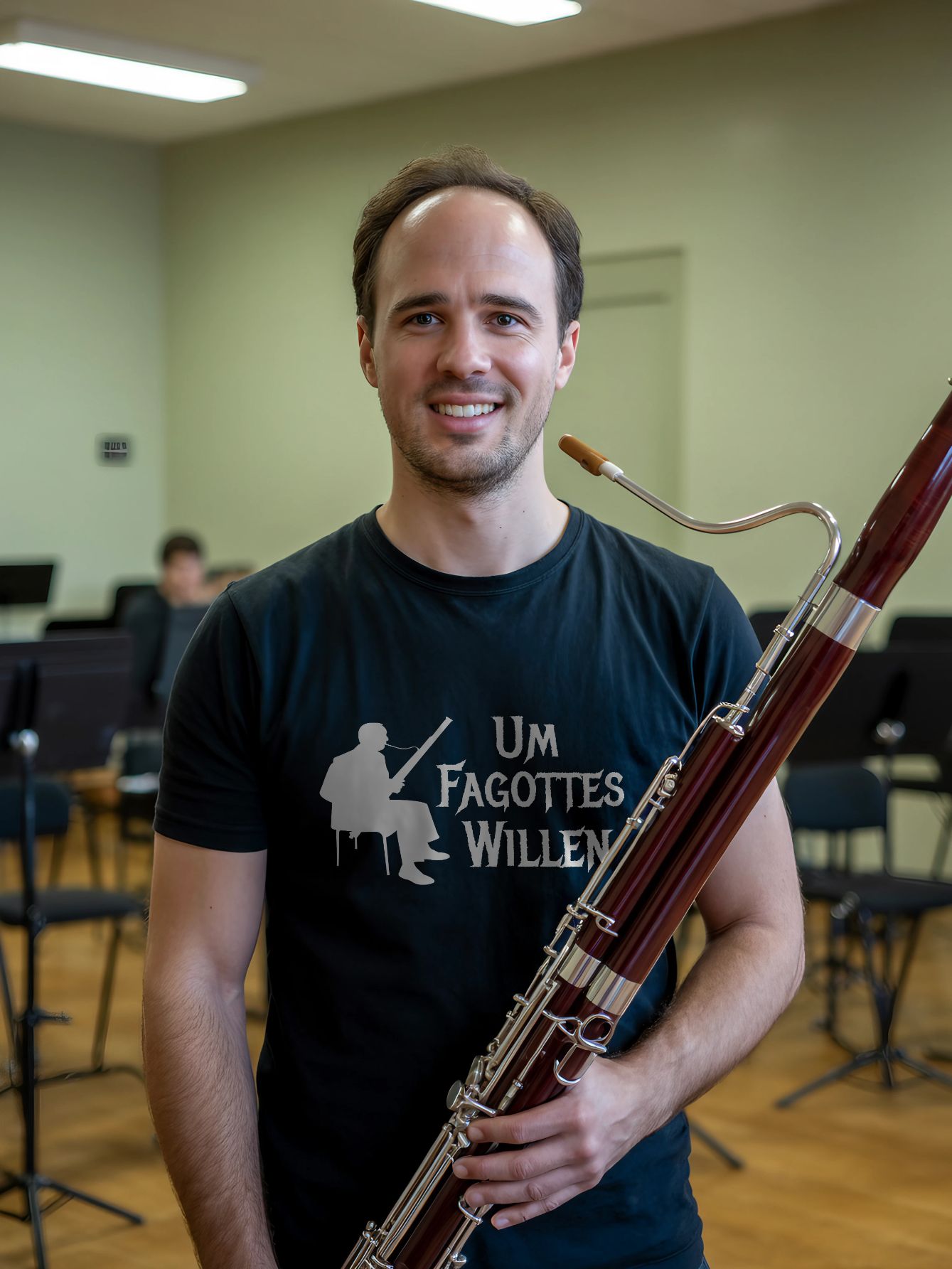 Fagottist im Proberaum trägt schwarzes T Shirt mit Aufdruck Um Fagottes Willen und hält sein Fagott
