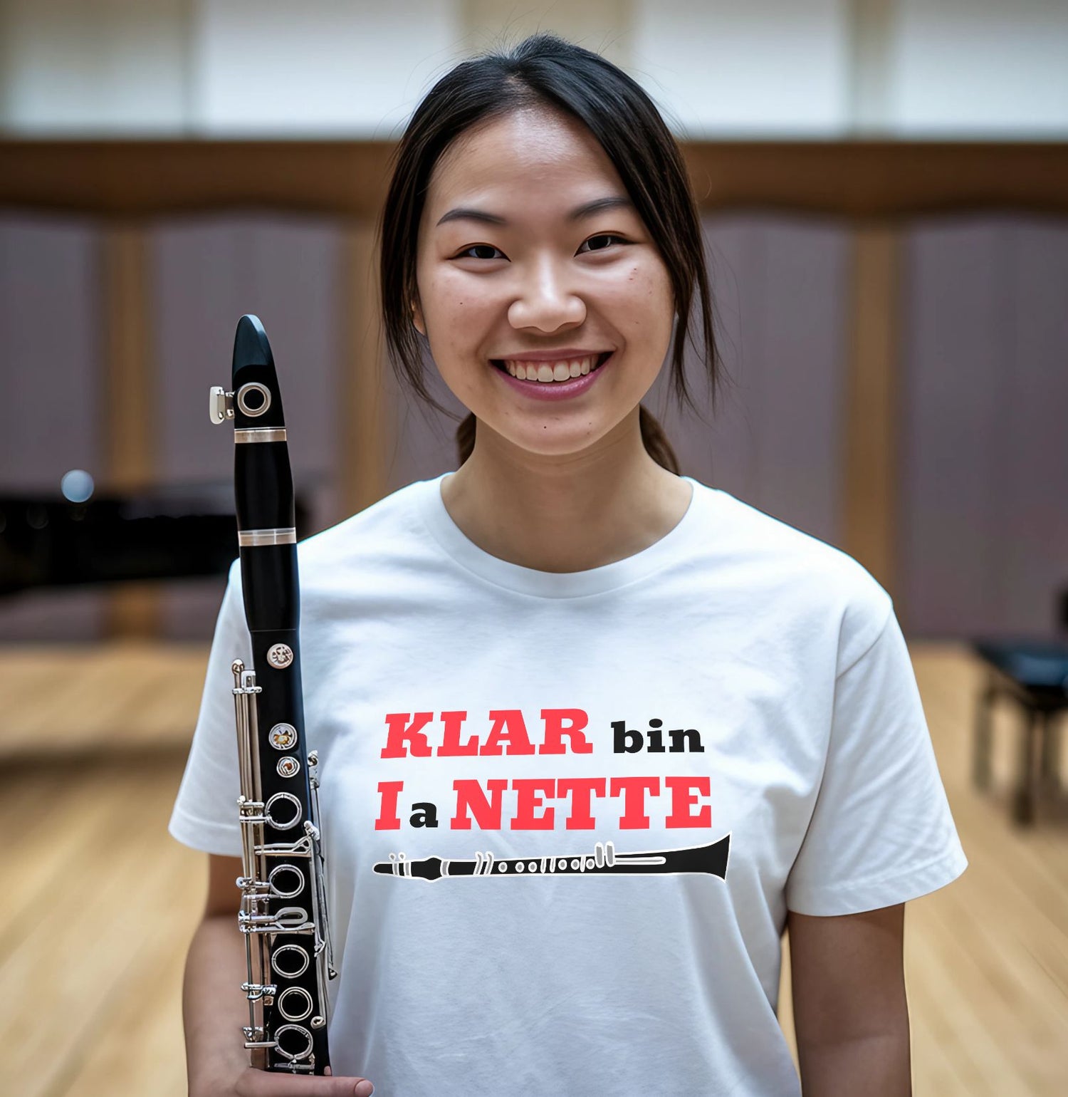 Junge Musikerin hält Klarinette und trägt witziges Klarinetten Shirt KLAR bin I a NETTE
