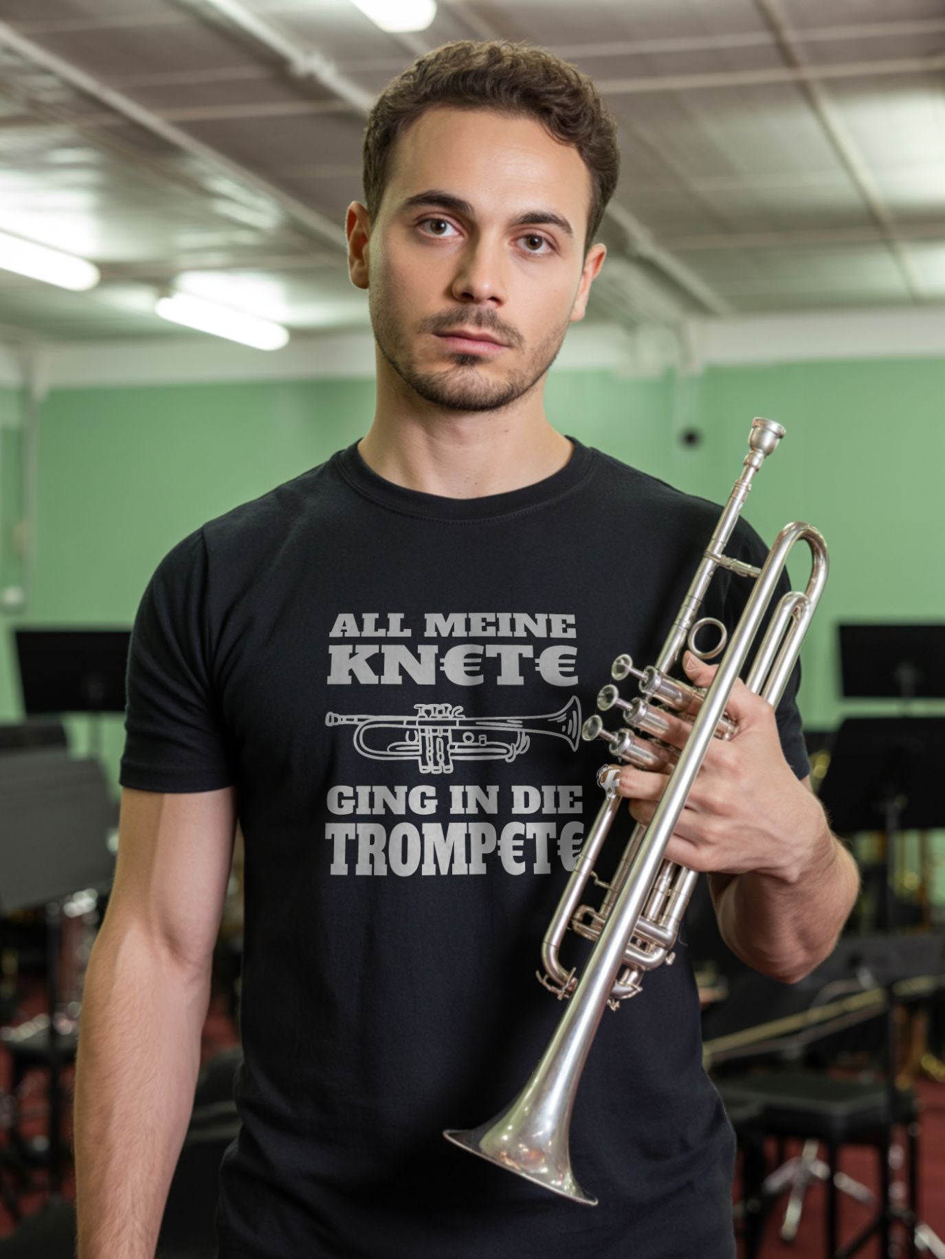 Trompeter im Proberaum trägt schwarzes T Shirt mit Aufdruck All meine Knete ging in die Trompete