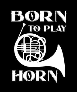 Schwarz-weißes Musikdesign mit der Aufschrift „Born to play Horn“ und stilisiertem Waldhorn-Motiv.