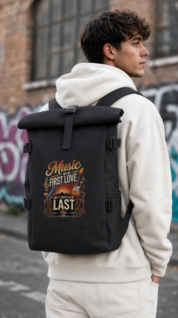 Mann mit schwarzem Rolltop-Rucksack und Musikmotiv ‚Music was my First Love‘