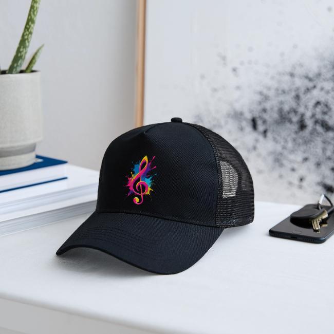Schwarze Trucker Cap mit buntem Notenschlüssel als Beispiel für 17 verschiedene Caps und Mützen von MusicaMotive