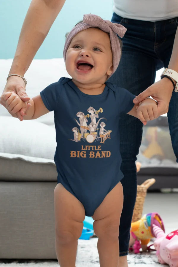 Dunkelblauer Babybody mit „Little Big Band“-Motiv aus musizierenden Tieren, getragen von einem lachenden Baby.