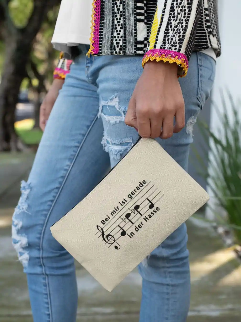 Frau mit Bio‑Täschchen „Bei mir ist gerade Ebbe in der Kasse“ Noten‑Design