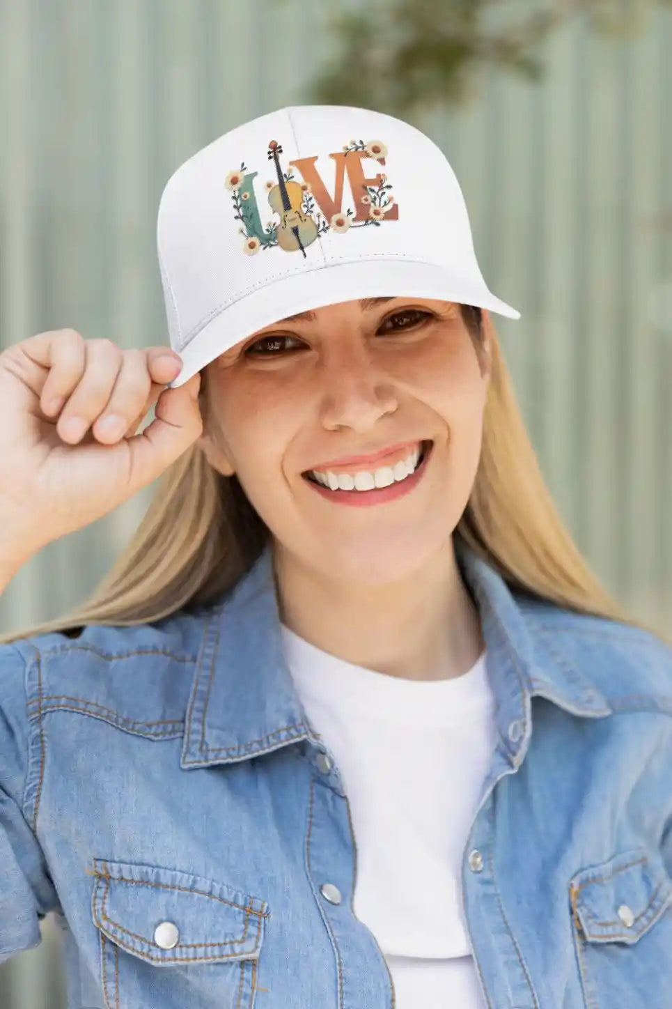 Frau mit Trucker‑Cap LOVE Cello‑Design