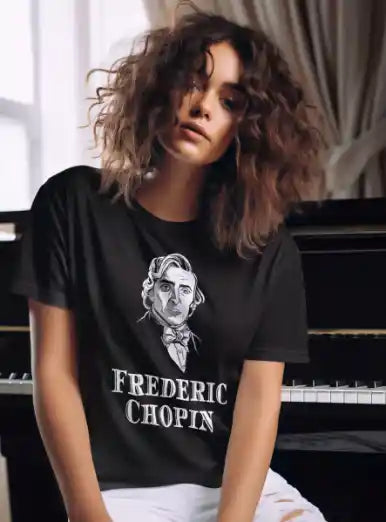 Frau mit Frédéric‑Chopin T‑Shirt vor Piano