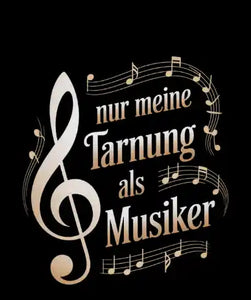 Personalisierbares Musikdesign mit Notenschlüssel, Notenmotiv und dem Spruch „nur meine Tarnung als Musiker“ als Vorlage für eine individuelle Berufsbezeichnung.