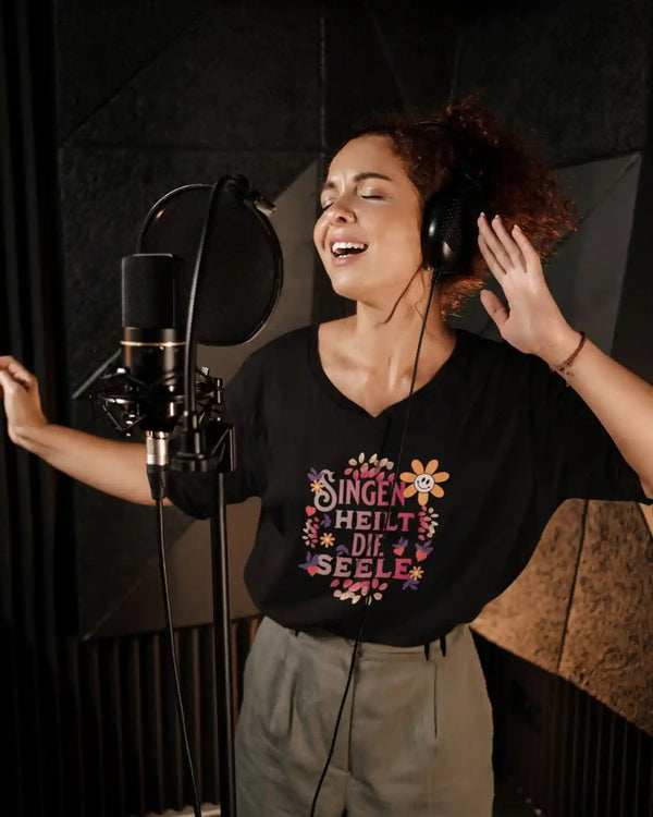 Sängerin mit Oversized‑Shirt „Singen heilt die Seele“ im Studio