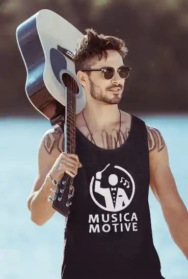 Musiker mit Gitarre trägt ein schwarzes Tanktop mit MusicaMotive-Logo am See.