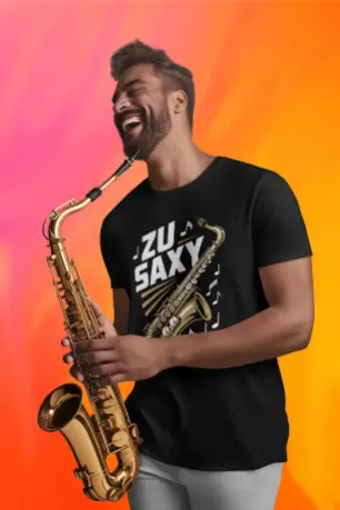 Lachender Saxophonist mit T‑Shirt „Zu saxy“ und Sax‑Motiv