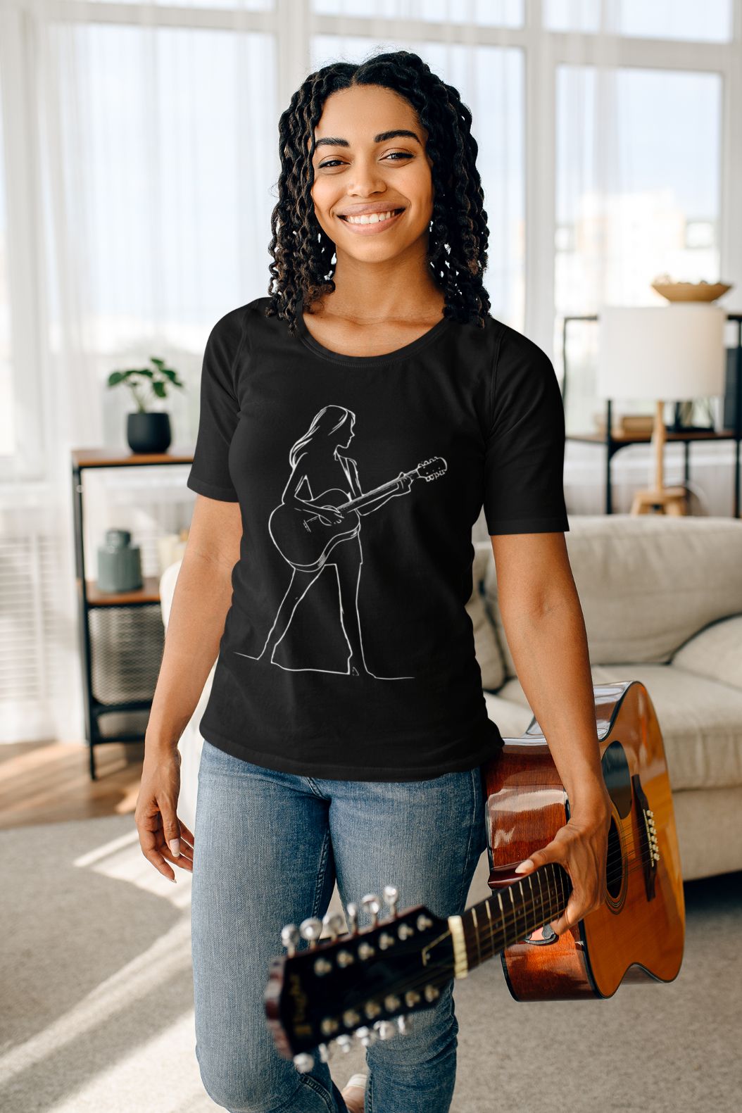 Modernes Musik T Shirt mit Konturzeichnung einer Gitarristin an lächelnder jungen Frau im Wohnzimmer
