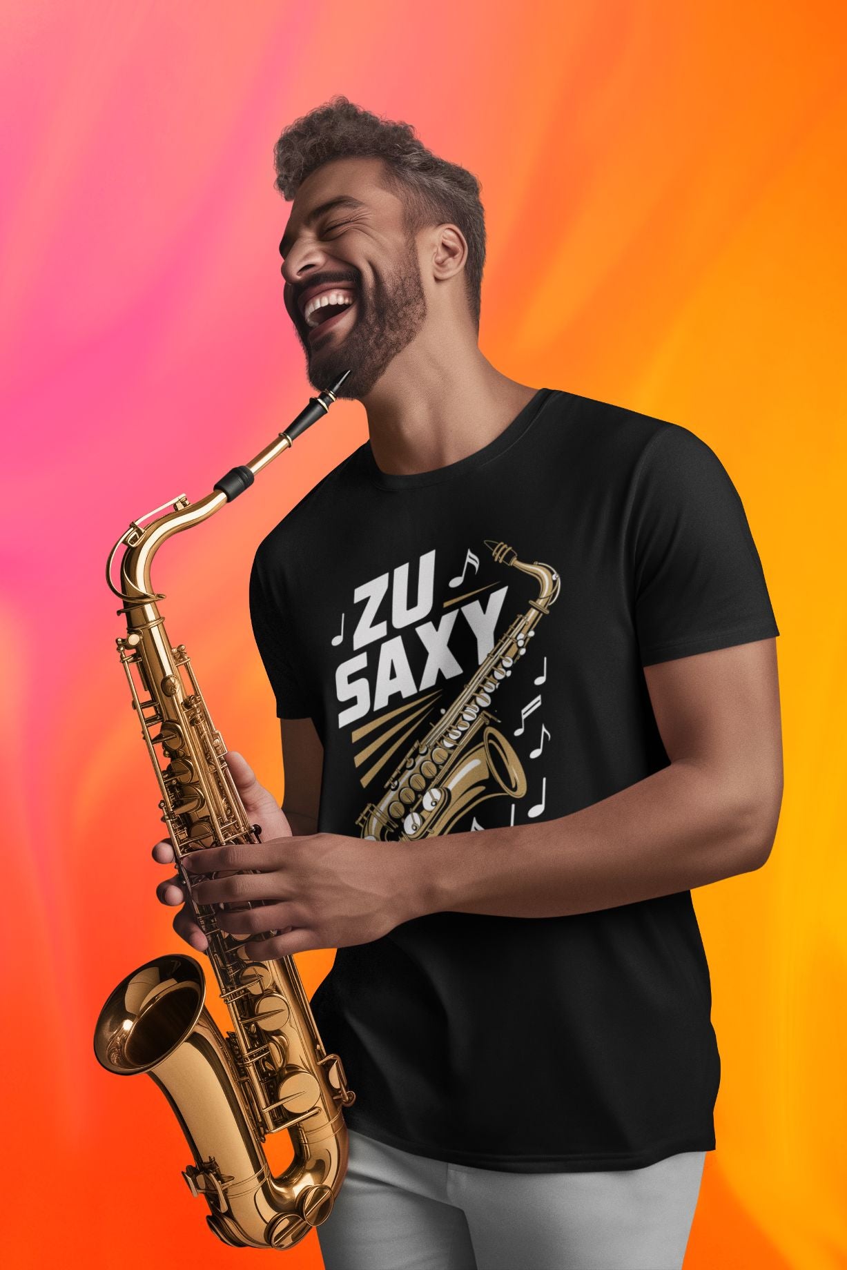 Lachender Saxophonist vor buntem Hintergrund trägt schwarzes T Shirt mit Aufdruck Zu saxy und Saxophon Motiv

