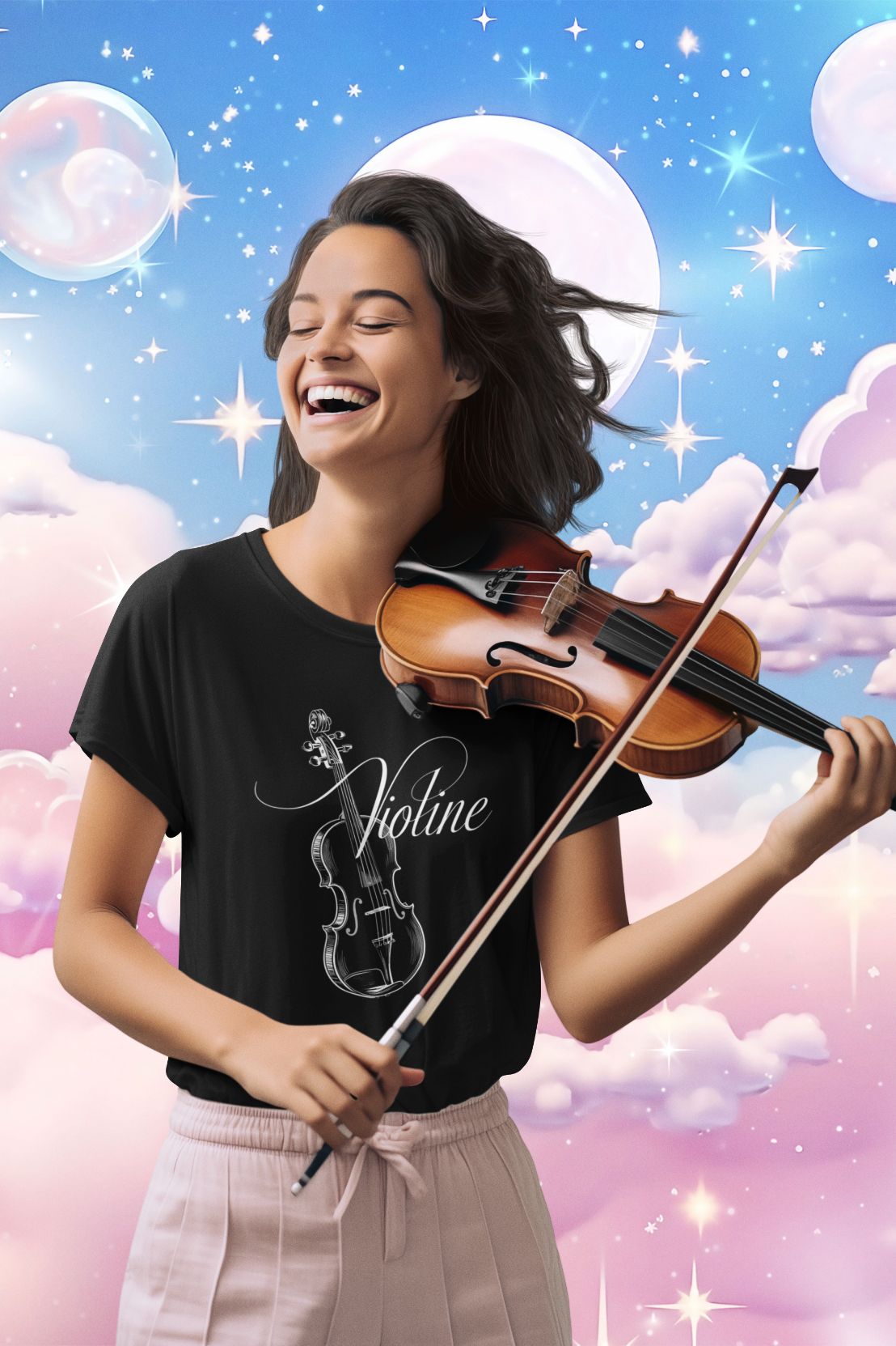 Fröhliche Geigerin mit schwarzem T Shirt mit Violine Motiv vor buntem Himmel mit Sternen und Wolken