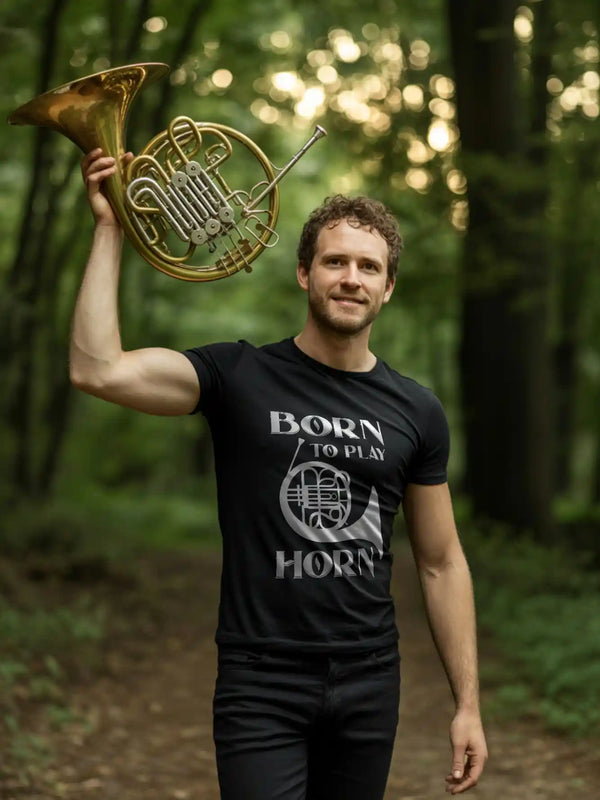 Musiker im Wald trägt ein schwarzes Herren-T-Shirt mit dem Aufdruck „Born to play Horn“ und hält ein Waldhorn in der Hand.